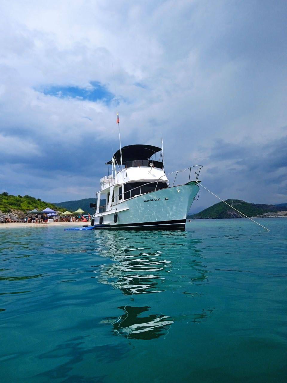 Baia caraibica con acque turchesi