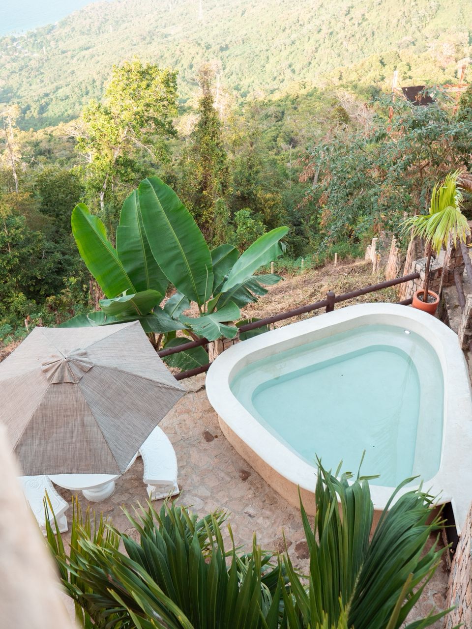 Jacuzzi triangolare con vista sulla montagna